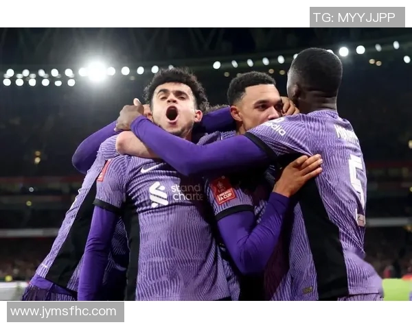 足球球星丑闻缠身引发公众热议职业形象与私生活矛盾突显